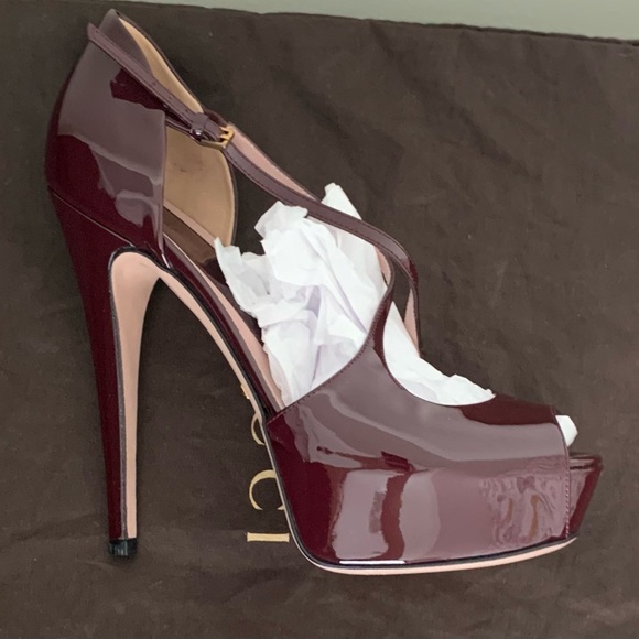 Excellent Condition, Gently Worn, Gucci, Burgundy Patent Leather Pump, Size 37/7 - Picture 5 of 15